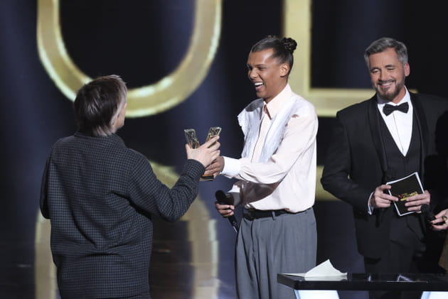 Orelsan reçoit la Victoire de l'Artiste Masculin de l'année des mains de Stromae