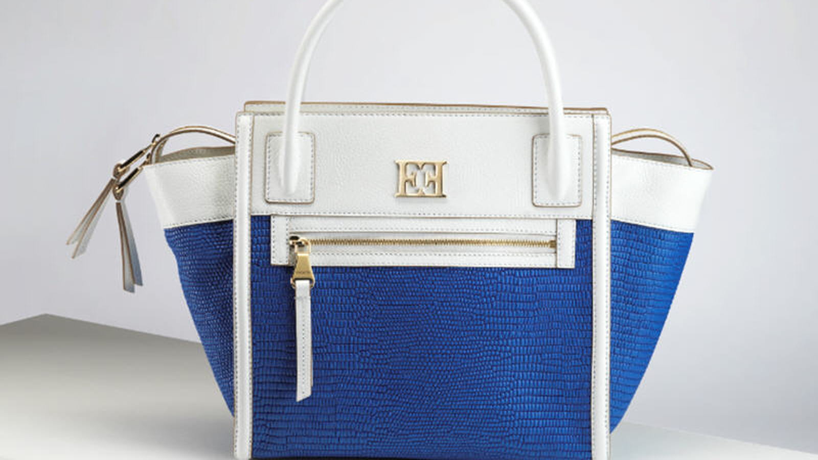 Le sac azur et blanc d'Escada