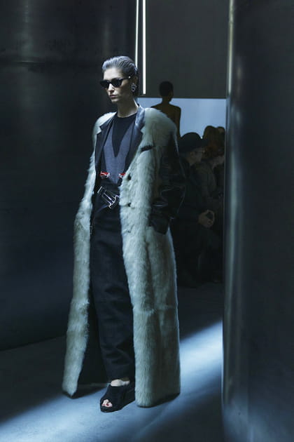 Manteau en cuir et fourrure et lunettes de soleil Oliver Peoples aper&ccedil;us sur le d&eacute;fil&eacute; Khaite