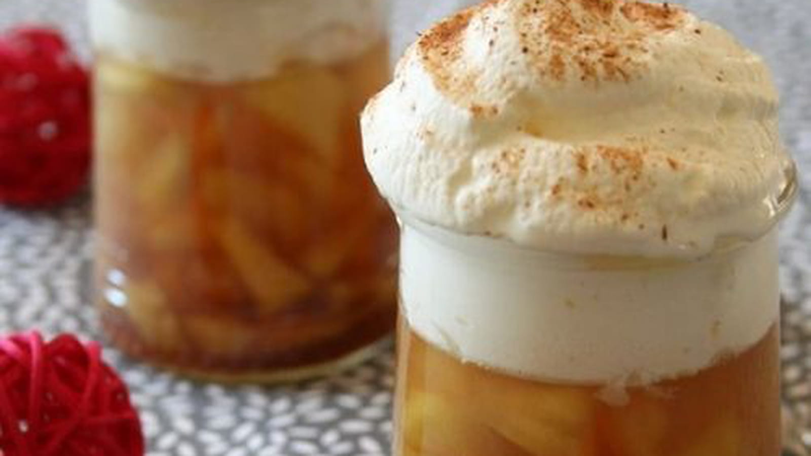 Verrines de pommes caramélisées, infusion verveine et sa chantilly coco sans gluten, lait, oeufs