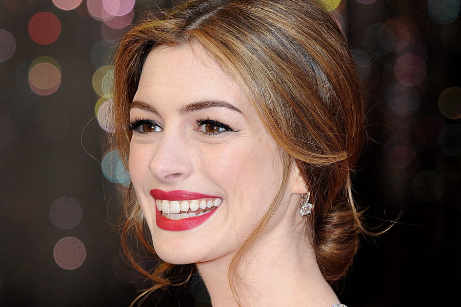 Le chignon bas d'Anne Hathaway