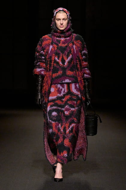 Cagoule, &eacute;charpe, pull et jupe tricot&eacute;s rouge, rose, noir et violet aper&ccedil;us sur le d&eacute;fil&eacute; Altuzarra