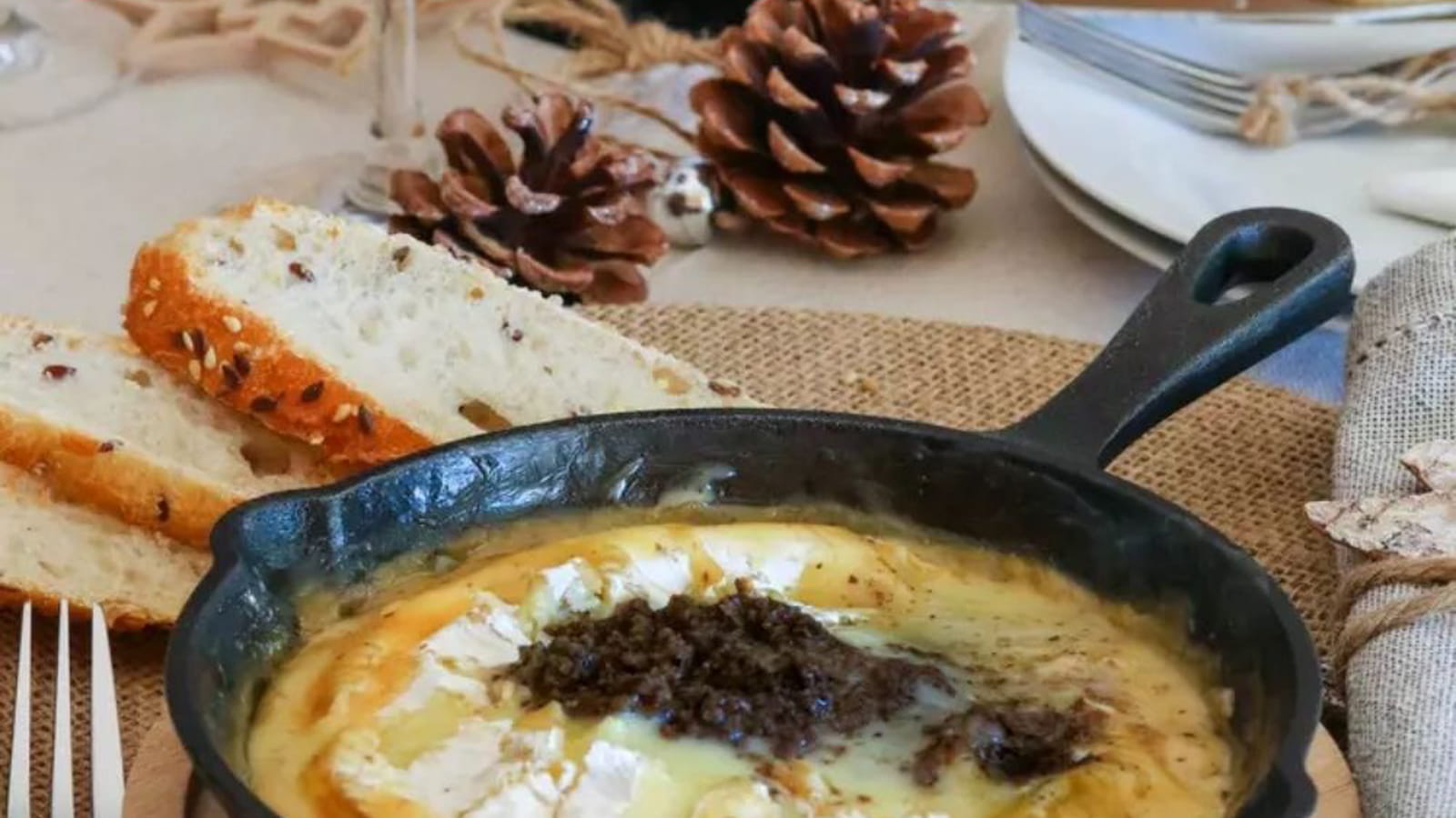Camembert fondu aux brisures de truffe noire
