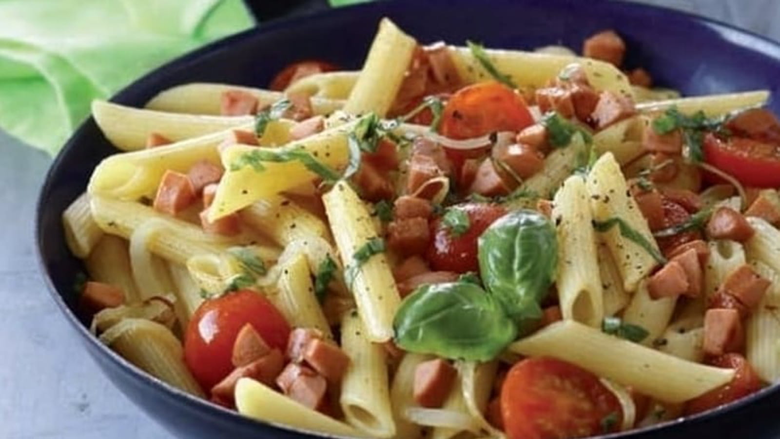 Poêlée de penne, tomates cerises et Knacki®