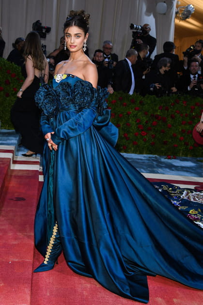 Taylor Hill en robe bleue à traîne brodée
