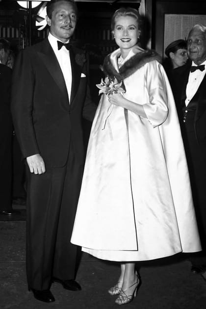 Grace Kelly en manteau de satin &agrave; col fourr&eacute;