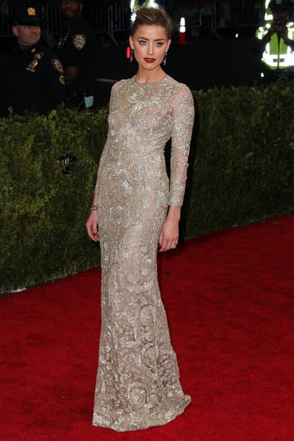 Amber Heard en robe argentée à broderies