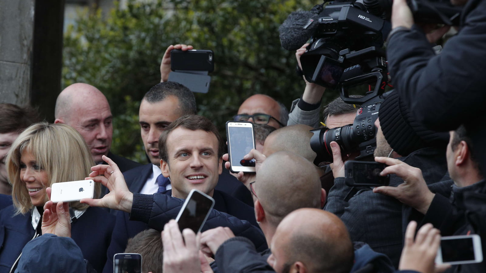 Selfies en folie devant la Mairie