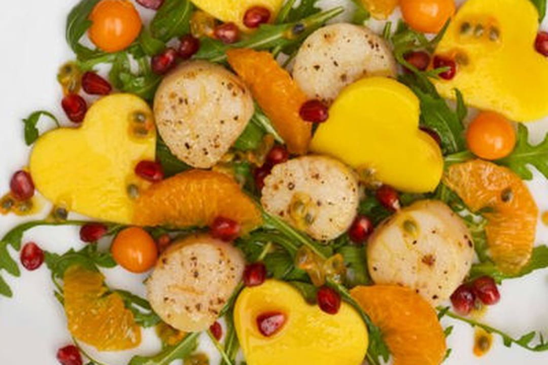 Salade de saintjacques, mangue et clémentine, sauce passion et miel