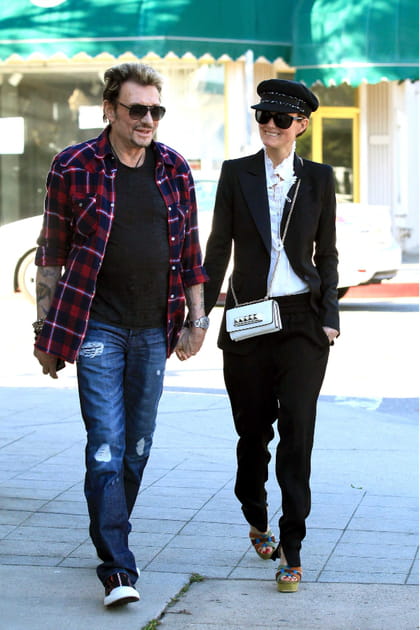 Læticia Hallyday en chemise blanche et sac à main blanc