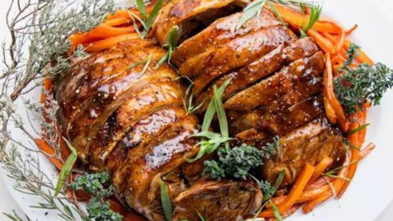 Épaule d'agneau confite au vin rouge