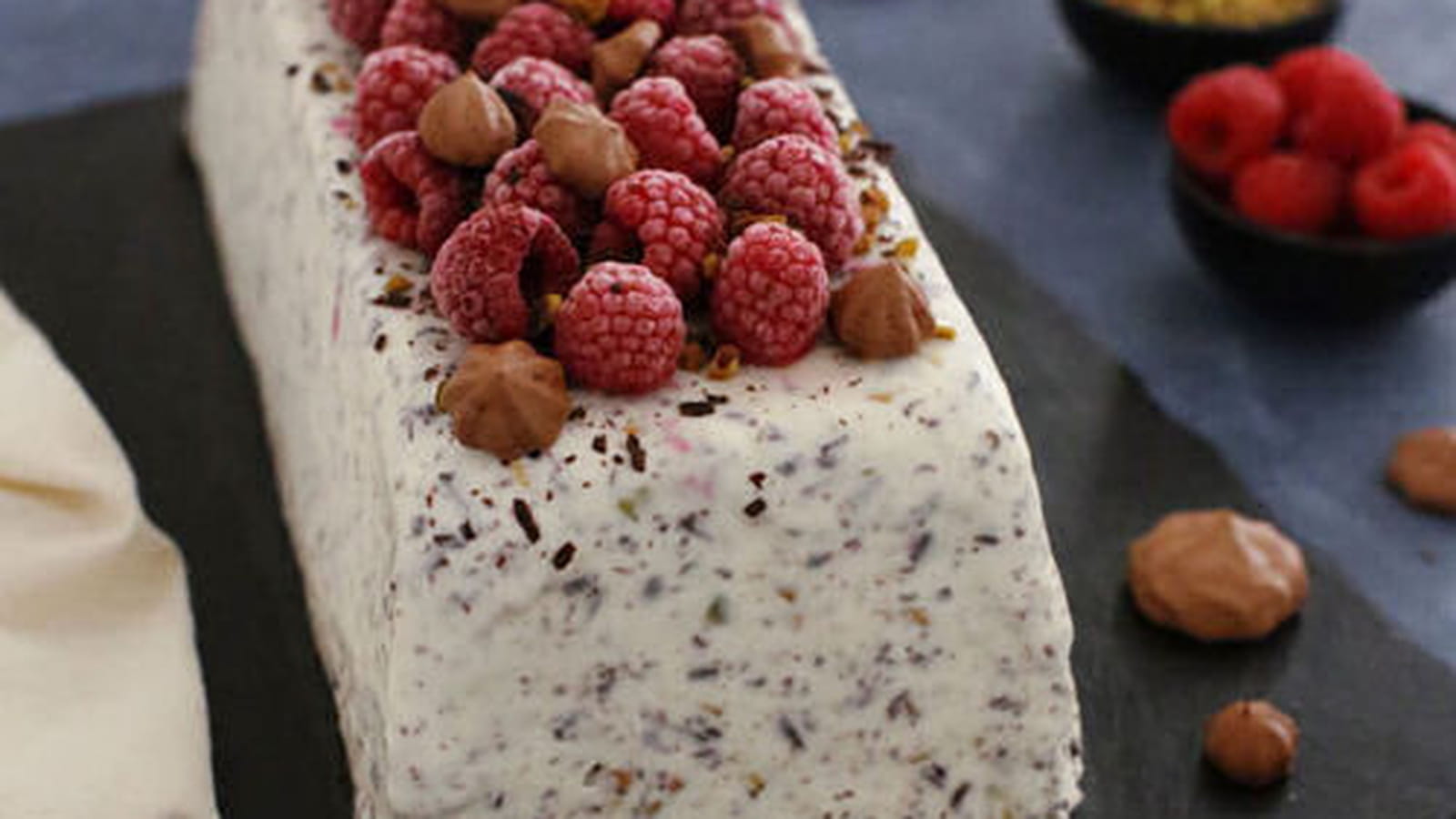 Terrine glacée stracciatella, framboise, pistache et meringues au chocolat