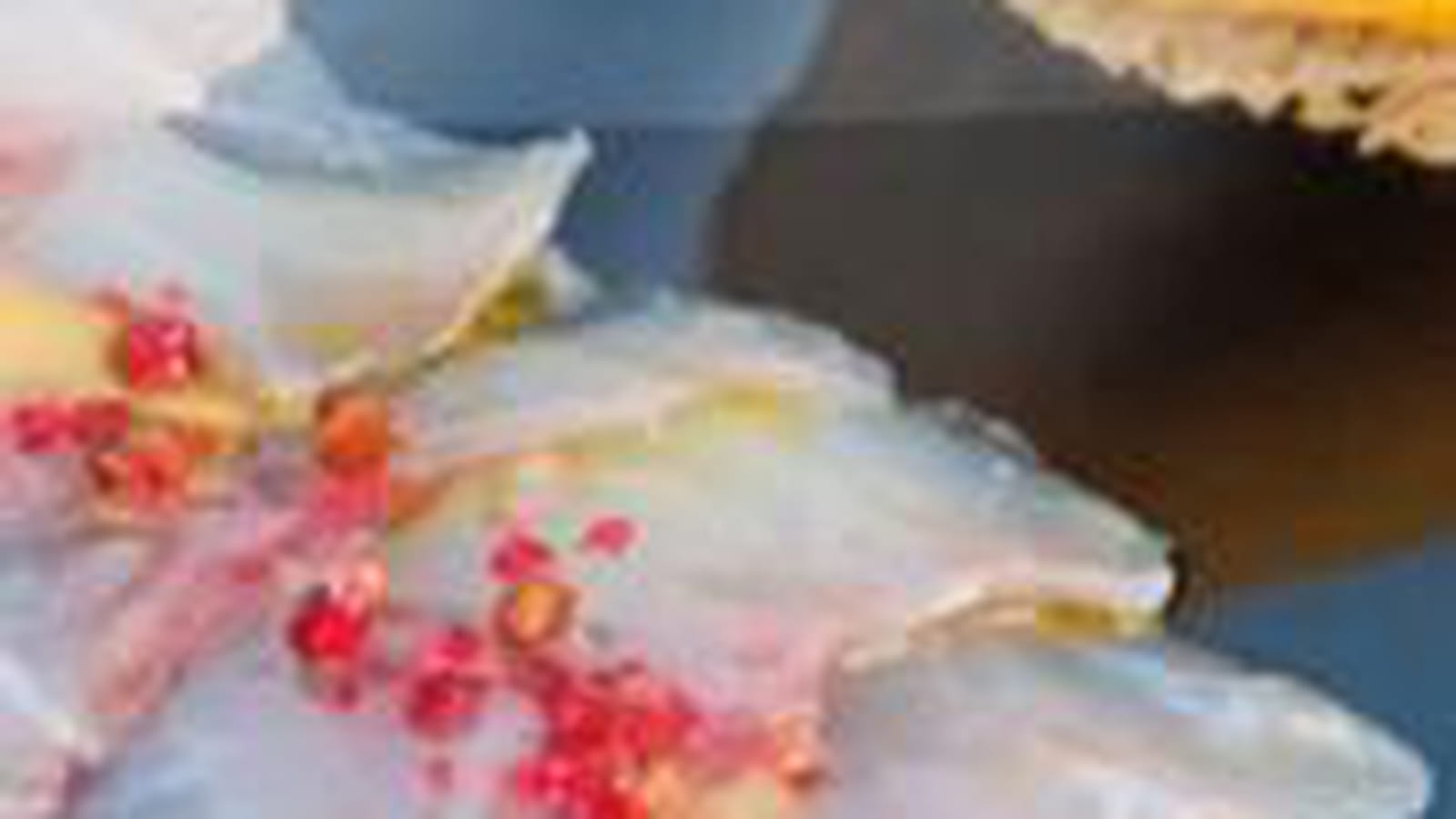 Cornet parmesan et mangue givrée, sur sa rosace de dorade