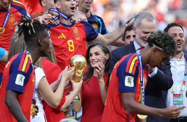 Letizia d'Espagne au milieu des joueurs lors de la finale de la Coupe du monde