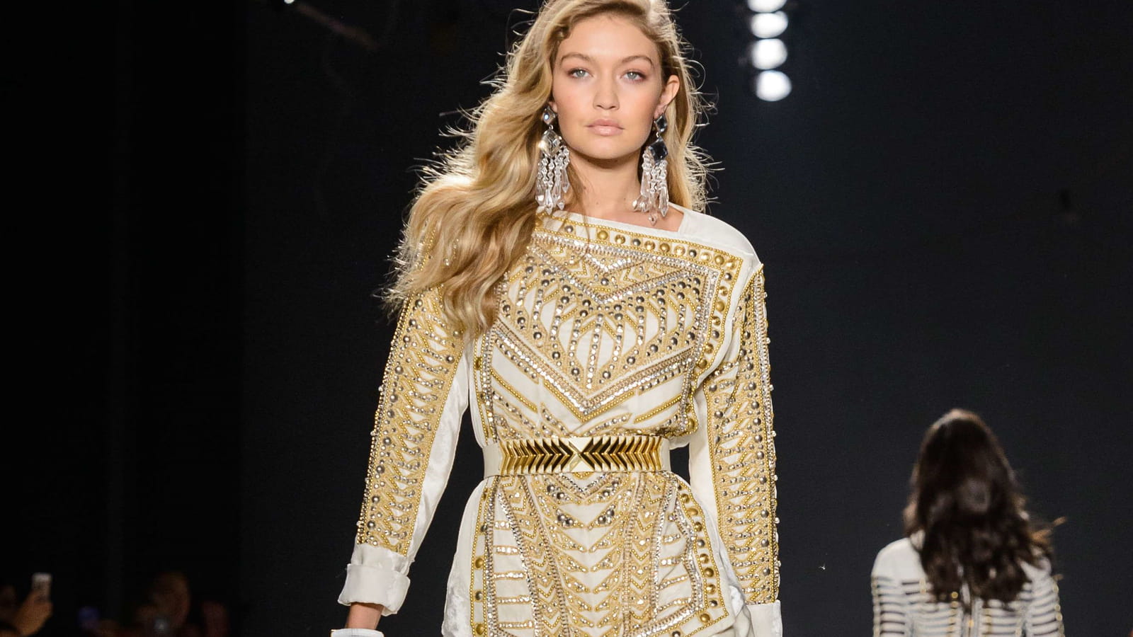 Gigi Hadid au défilé H&M X Balmain