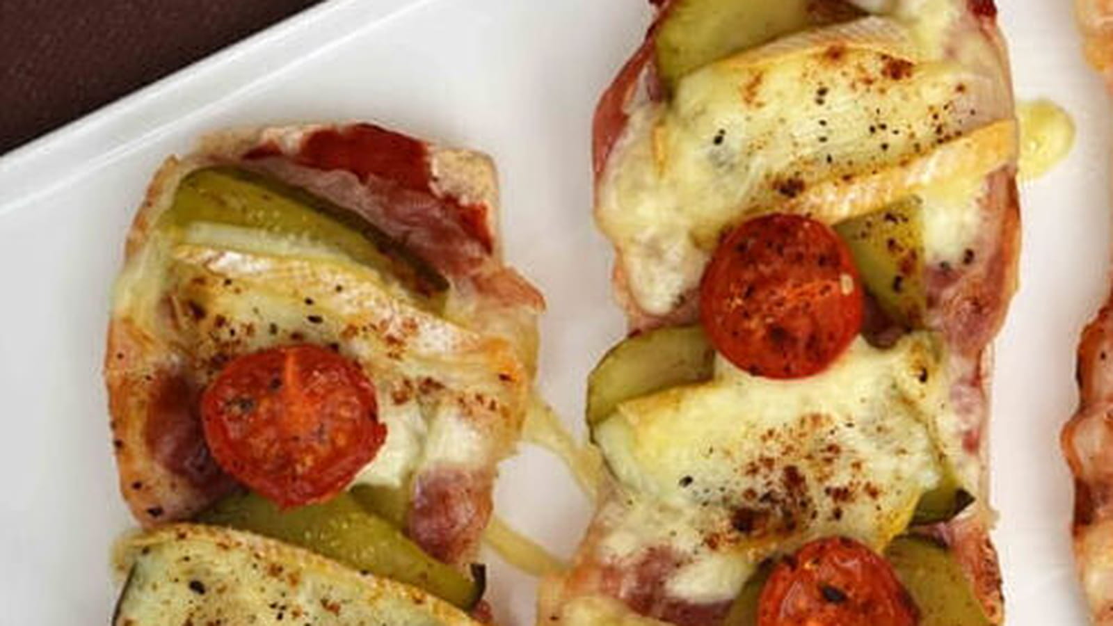 Panini bruschettas à la pancetta grillée, cornichons et reblochon