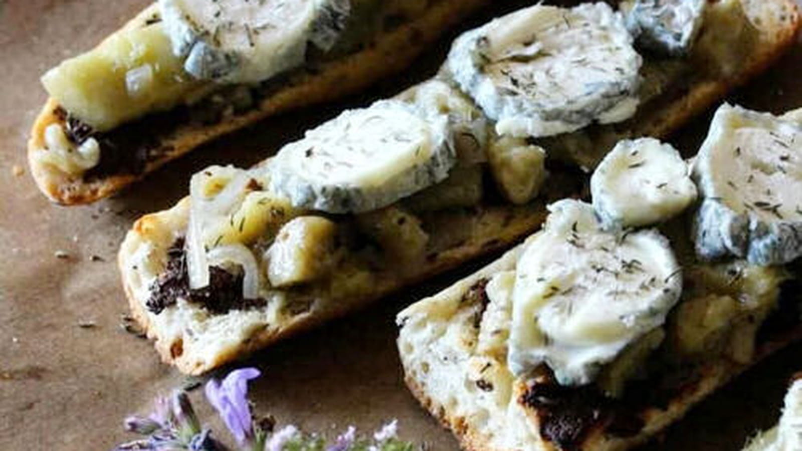 Tartines gratinées à la provençale, thym, aubergines et tapenade noire