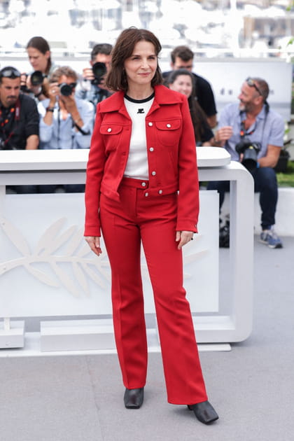 Juliette Binoche en ensemble de jean rouge et T-shirt blanc
