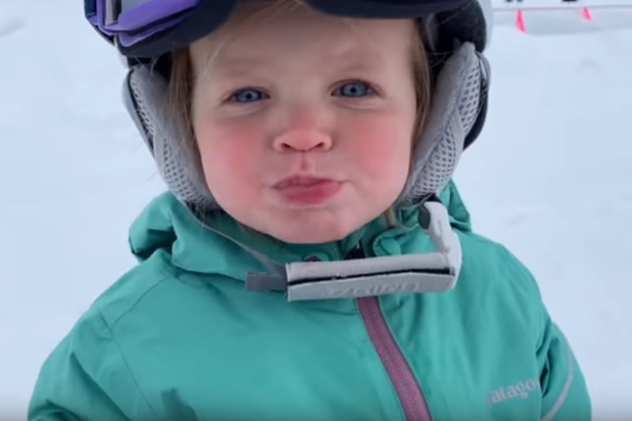 A un an, elle descend les pistes en snowboard comme une pro !