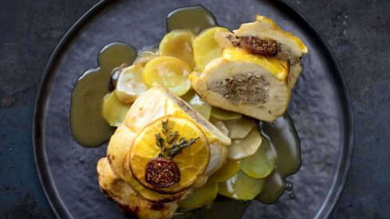 Rôti de chapon, figues et foie gras, boulangère de topinambours au foie gras et pruneaux