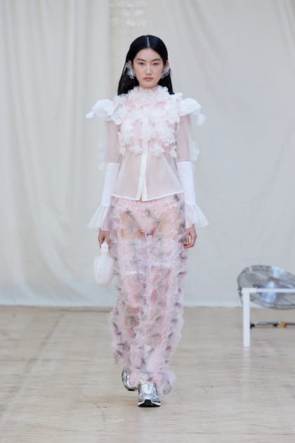 Chemise &agrave; volants et pantalon pastel transparent aper&ccedil;us sur le d&eacute;fil&eacute; Susan Fang