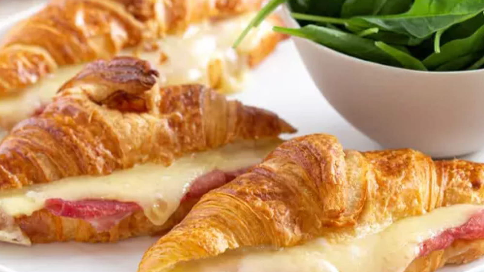 Croissants au jambon et au fromage