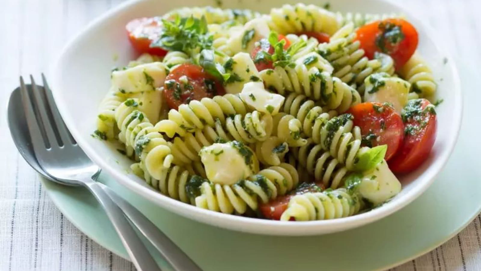Salade de pâtes au reblochon et au pesto