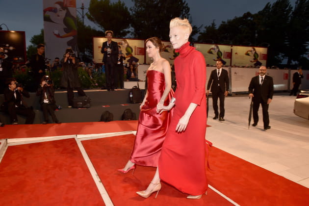 Dakota Johnson et Tilda Swinton, main dans la main