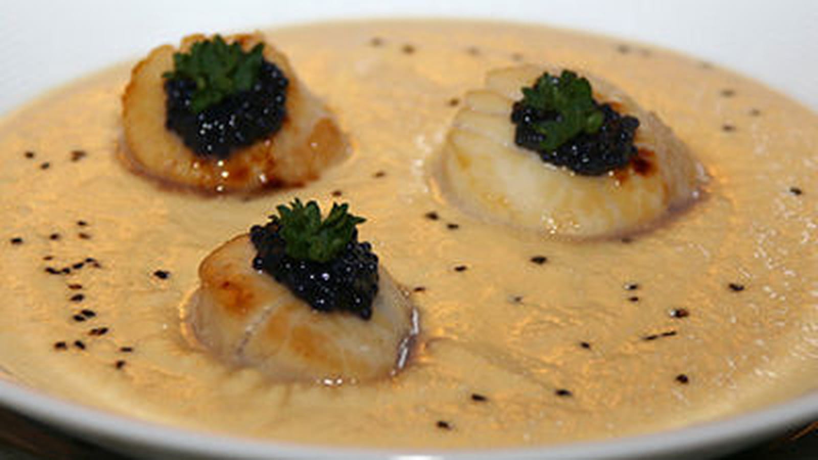Velouté de navet boule d'or au foie gras et noix de St-Jacques, sel noir d'Hawaii