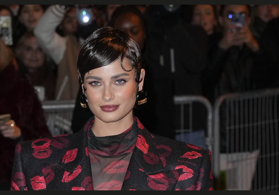 Taylor Hill, ravissante avec son look sophistiqu&eacute;