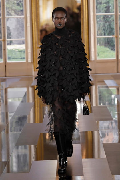 Veste recouverte de fleurs 3D et jupe à plumes aperçues sur le défilé Valentino