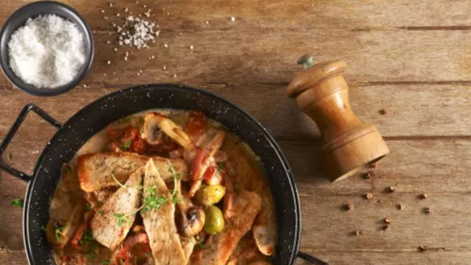 Sauté de dinde à la crème et aux lardons
