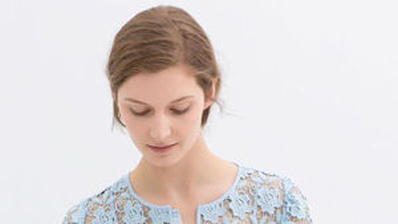 Chemisier brodé bleu ciel de Zara