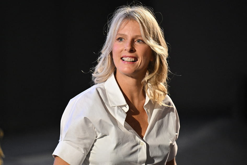 Karin Viard, c&eacute;leste avec son blond clair