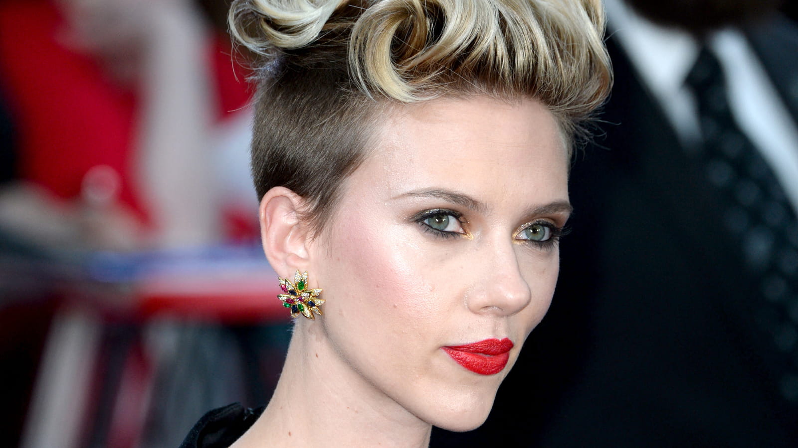 Le volume sur le haut de Scarlett Johansson