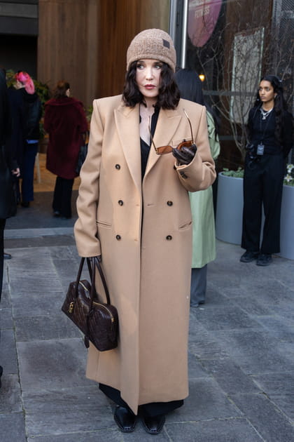 Isabelle Adjani en manteau long et bonnet marron