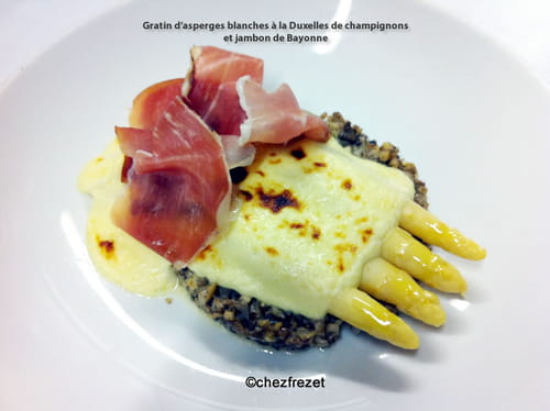 Gratin d’asperges blanches à la Duxelles de champignons et jambon de Bayonne