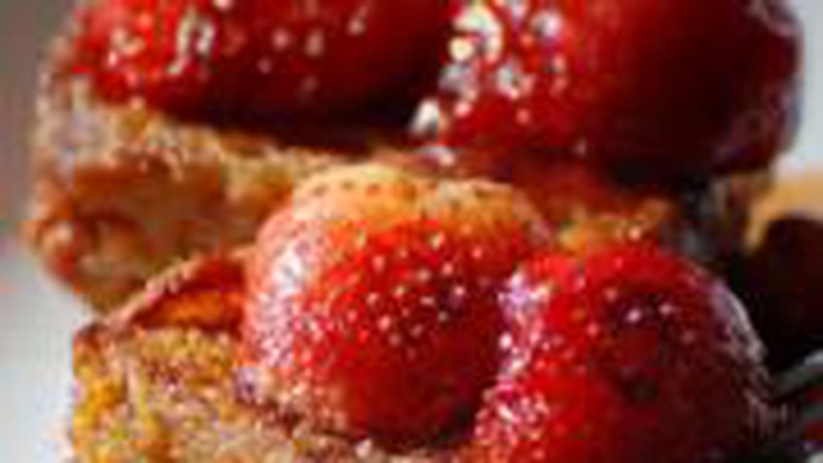 Pain d'épices perdu et fraises caramélisées