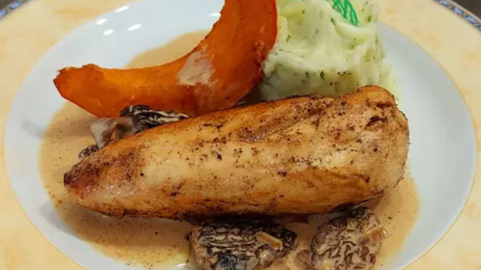 Suprême de poulet sauce aux morilles, potimarron rôti et écrasé de pomme de terre