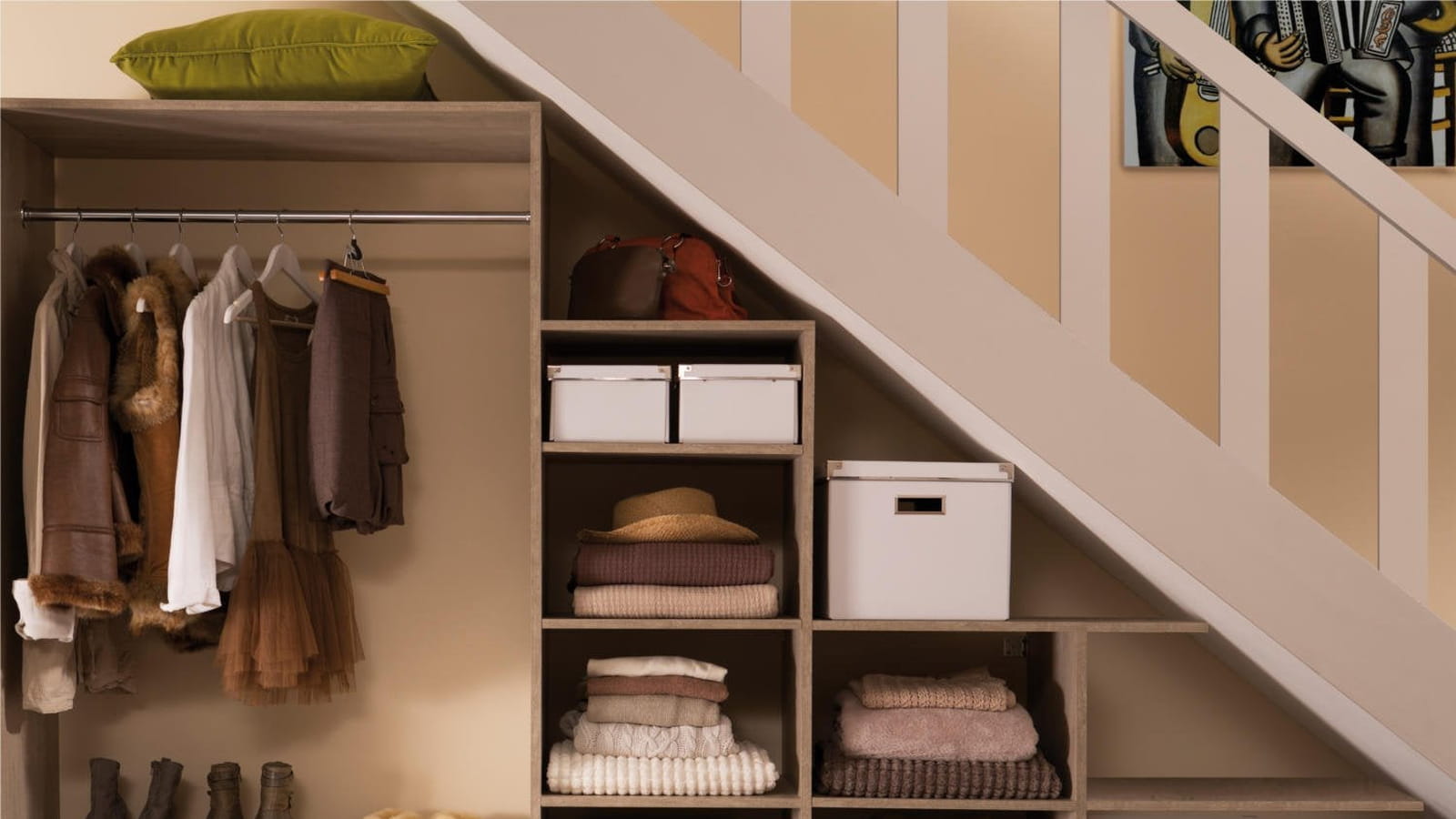 Dressing ouvert sous l'escalier