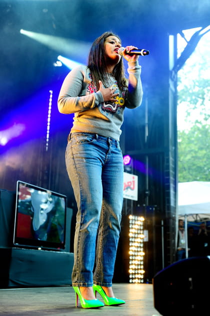 Amel Bent en jean droit et escarpins vert fluo
