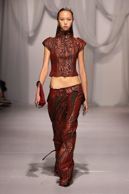 Top court et pantalon taille basse emboss&eacute;s cuir serpent aper&ccedil;us sur le d&eacute;fil&eacute; Chet Lo