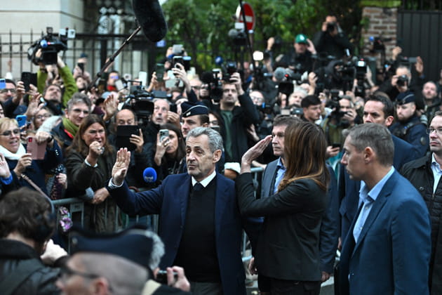 Nicolas Sarkozy, "pas à plaindre", salue ses partisans avant d'entrer en prison
