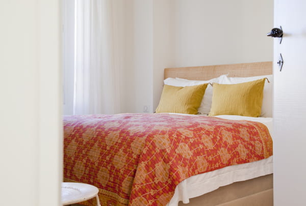parure-lit-banche-dessus-lit-coussins-colores