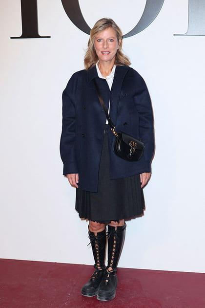 Karin Viard en jupe plissée noire et blazer marine