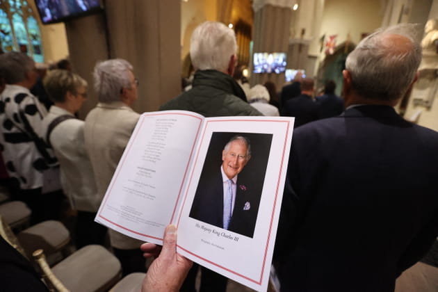 Hommage rendu &agrave; Charles III dans la cath&eacute;drale St Patrick en Irlande du Nord