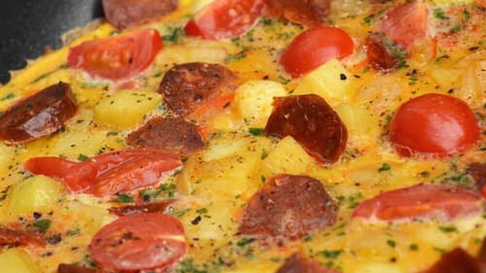 Omelette aux pommes de terre, tomates cerise et chorizo