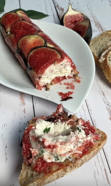 Bûche de chèvre frais aux figues, jambon cru et miel : Etape 10