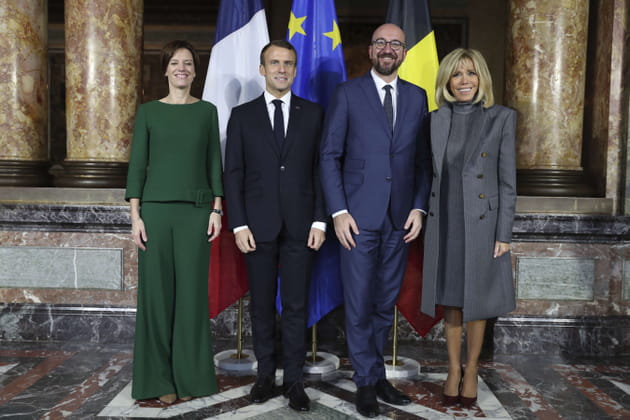 Emmanuel et Brigitte Macron posent avec le Premier ministre belge Charles Michel et sa conjointe
