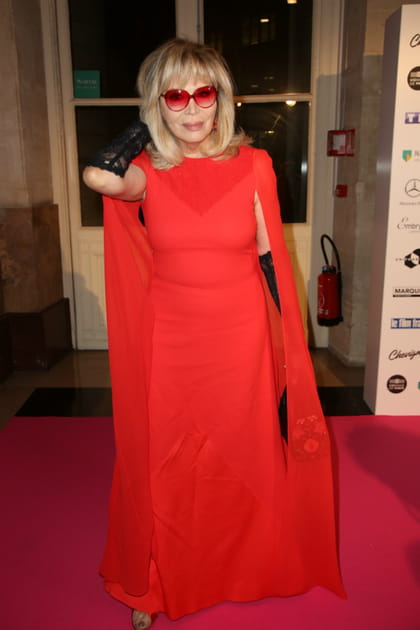 FLOP : Amanda Lear en total look rouge